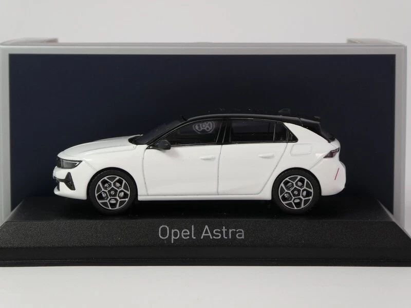 Norev Opel Astra arctic white 2022 1/43 360063 - Immagine 2 di 2