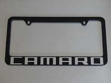 Marco de matrícula Chevy Camaro, metal negro brillante, texto de aluminio cepillado
