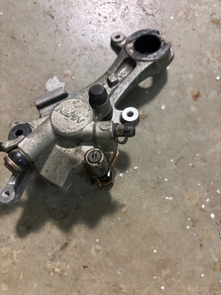 2013 YAMAHA YZ450F ReaR тормоз в сборе (хорошее состояние) - Изображение 3 из 4