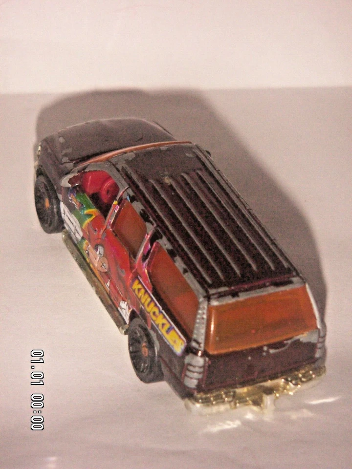 Matchbox 2000 Chevrolet Suburban 1999 die-cast Sonic the Hedgehog Knuckles - Image 4 of 4