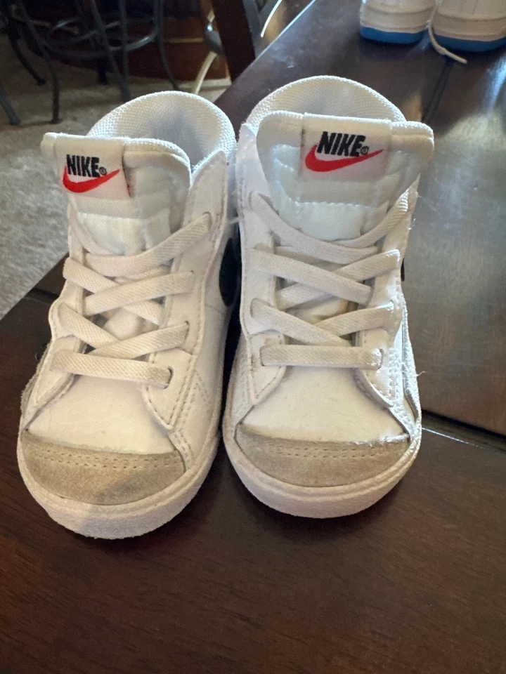 Blazer Nike Mid '77 para bebés/niños pequeños. Cuentan con un diseño clásico de caña alta Foto 2 de 4