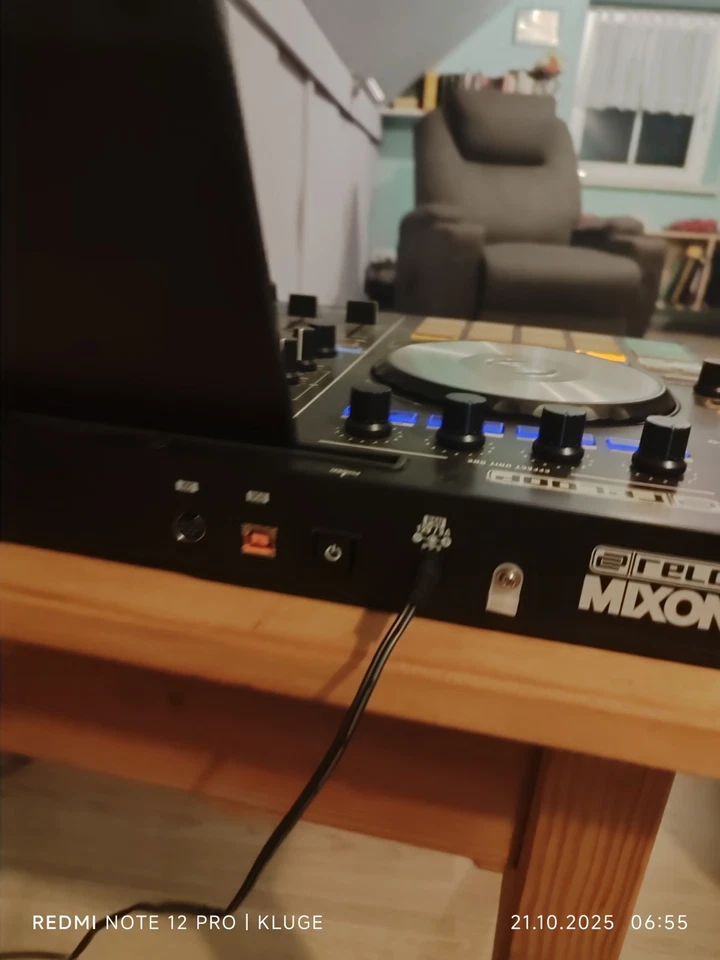 Reloop Mixon 4 Serato High Performance Hybrid DJ Controller - Bild 4 von 4