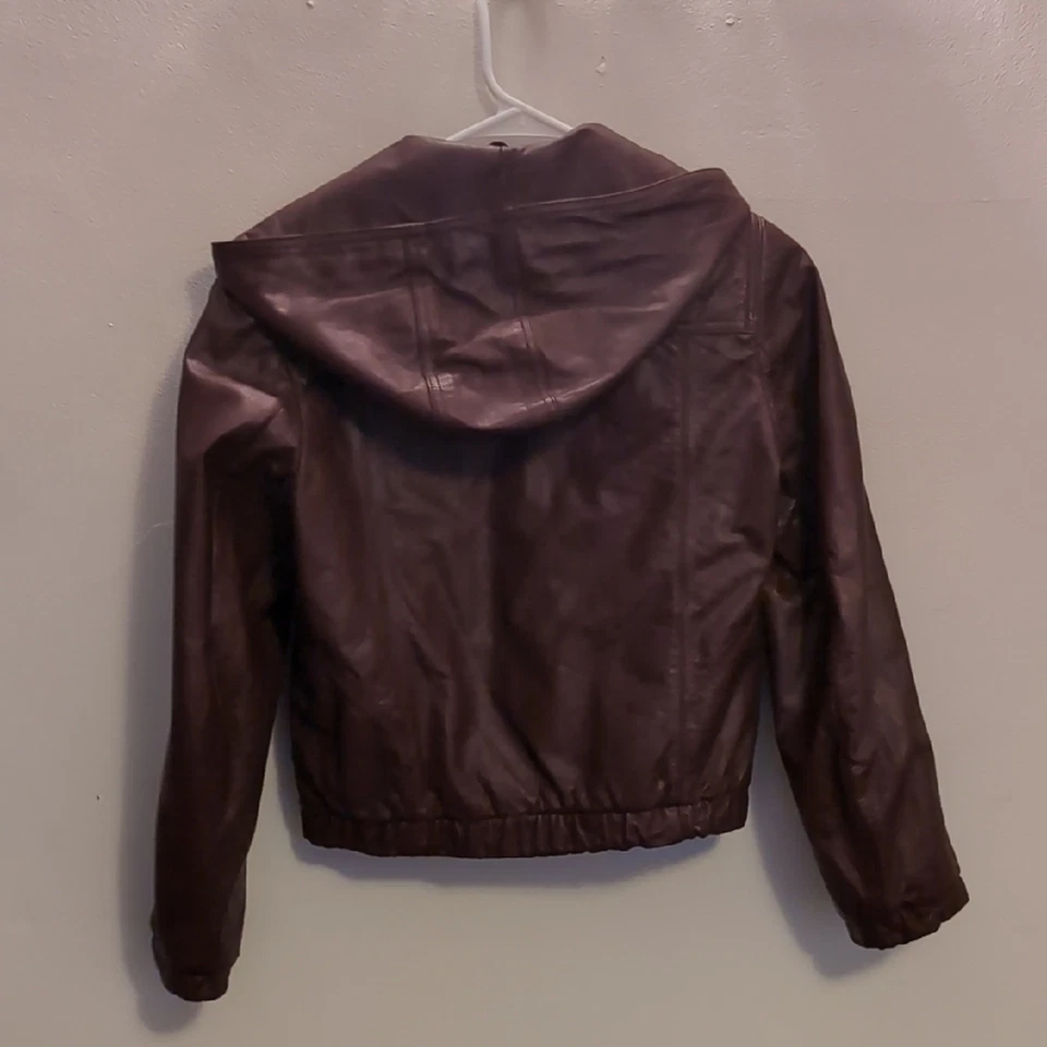 Chaqueta Wilsons de cuero recortado roja ajustada para club de lucha con capucha Foto 2 de 4