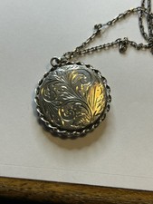 Lovely gift! Vintage 1973 solid Sterling silver Round scalloped locket necklace