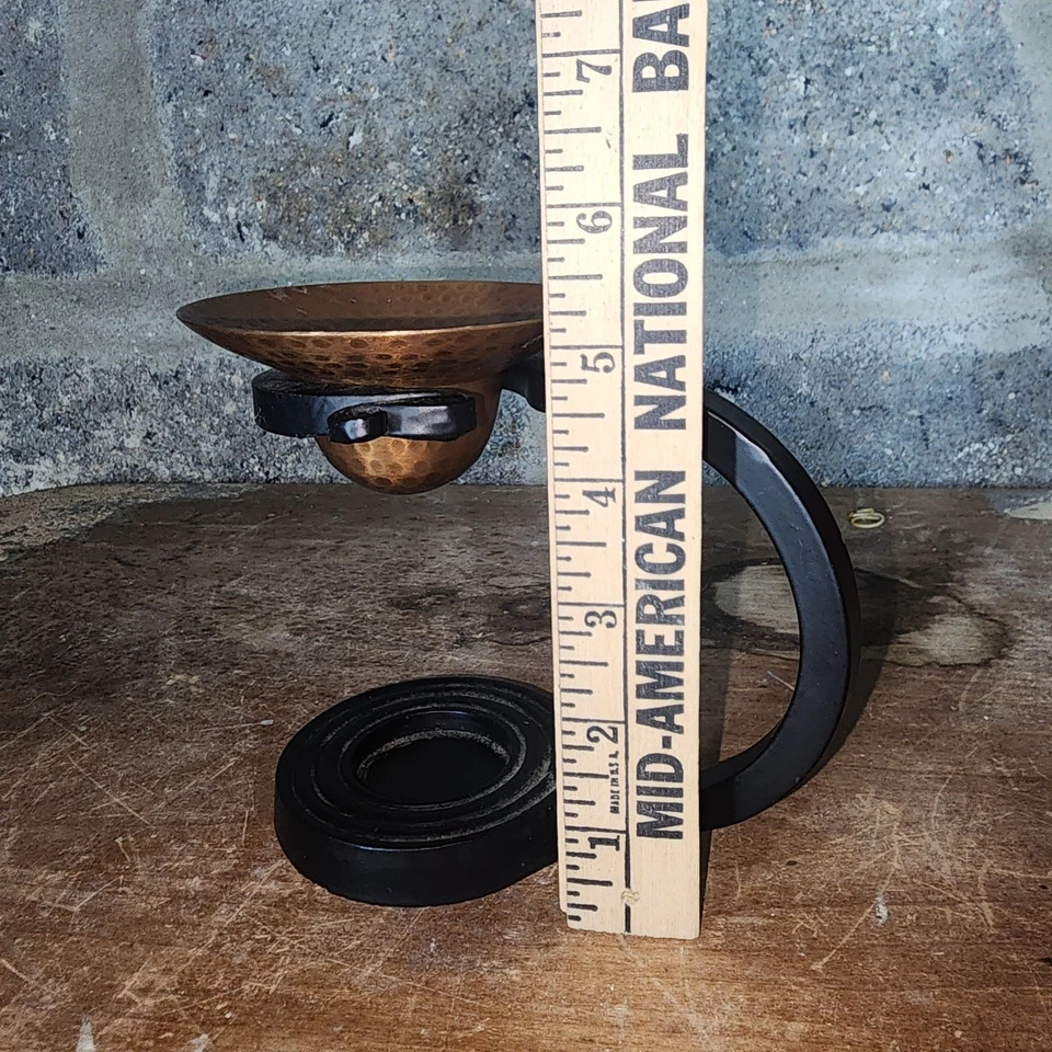 QUEMADOR DE ACEITE ESENCIAL EN UN SOPORTE DE HIERRO FORJADO PESADO Y RECIPIENTE DE COBRE MARTILLADO. Foto 4 de 4