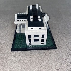 LEGO ARCHITECTURE: The White House (21006) INCOMPLETE