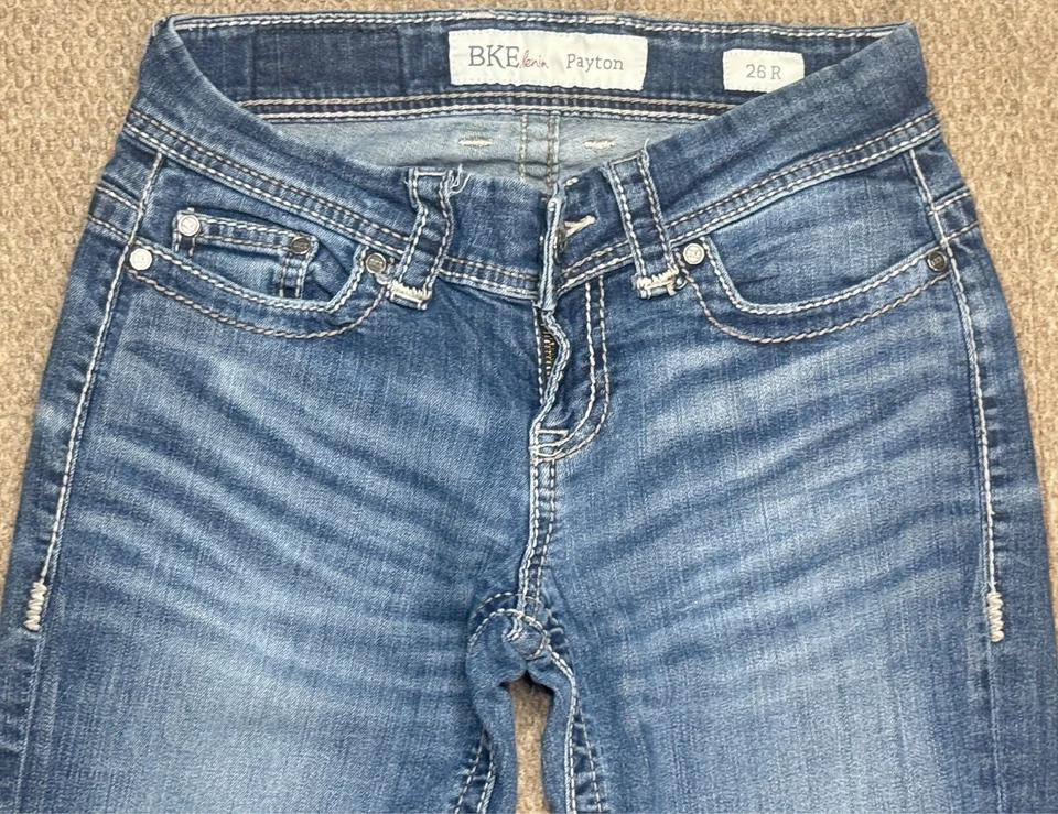 Pantalones de mezclilla bordados con hebilla BKE Payton para mujer talla 26R (26x29 real) Foto 2 de 4
