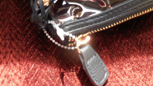 Nuevo con etiquetas Nordstroms UNDER ONE SKY 4 piezas Kit de supervivencia con cargador Bolsas de llavero - Imagen 2 de 6
