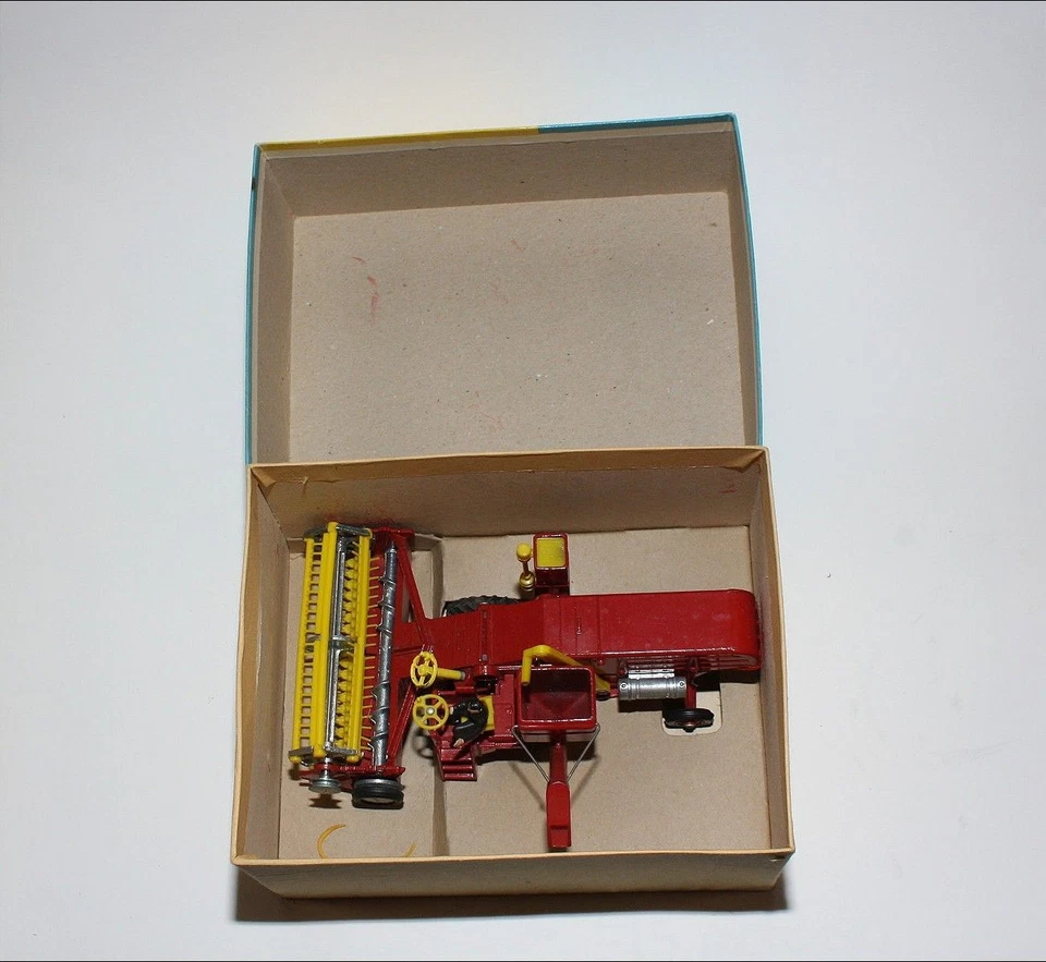 Corgi 1111MF "780" Combine Harvester, Excellent in Good Original Box - Image 2 of 4