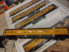 5 vagones de pasajeros Weaver U. P. 21" aluminio.  Caja maestra nueva en caja. .