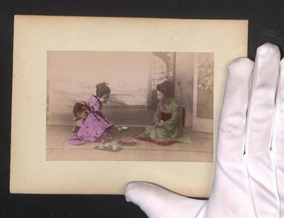 Fotografie Zwei Geisha bei der Teezeremonie, Ortspartie in Nikko mit Blick auf  