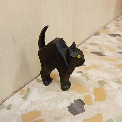 Lotte Sievers-Hahn Krippenfigur Katze Buckel schwarz aus Lindenholz geschnitzt