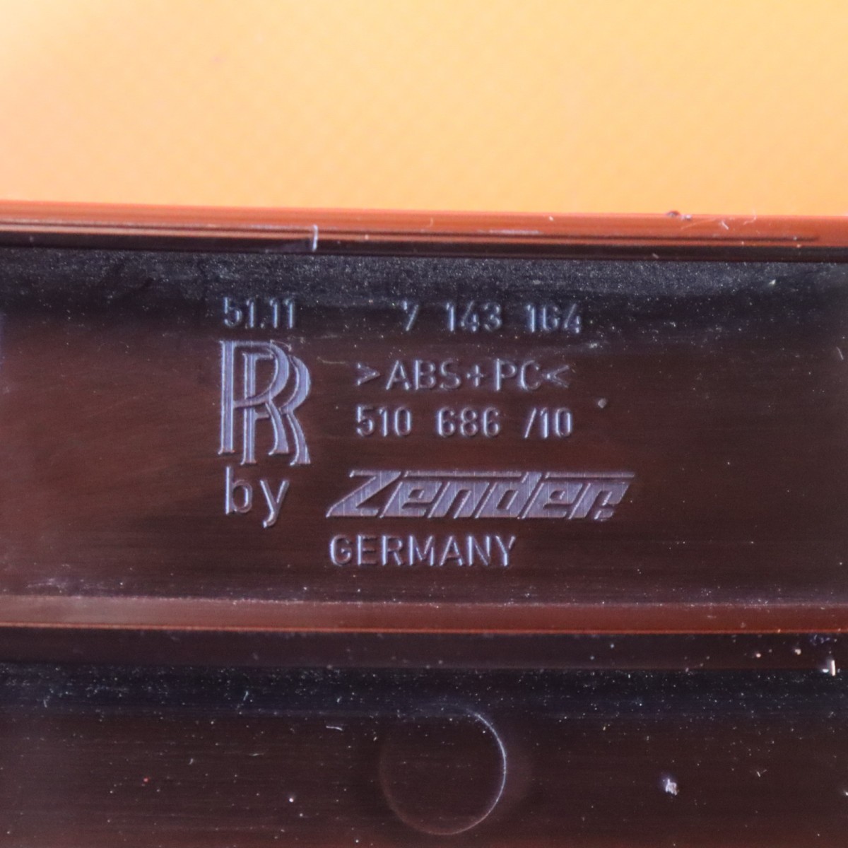 ROLLS ROYCE PHANTOM MOLDING BRACKET CENTER FRONT 2012 2014 2015 2016 51117143164