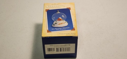 Hallmark Keepsake Ice Skater's Delight Winter Wonderland Snow Globe 2005 - Picture 5 of 8