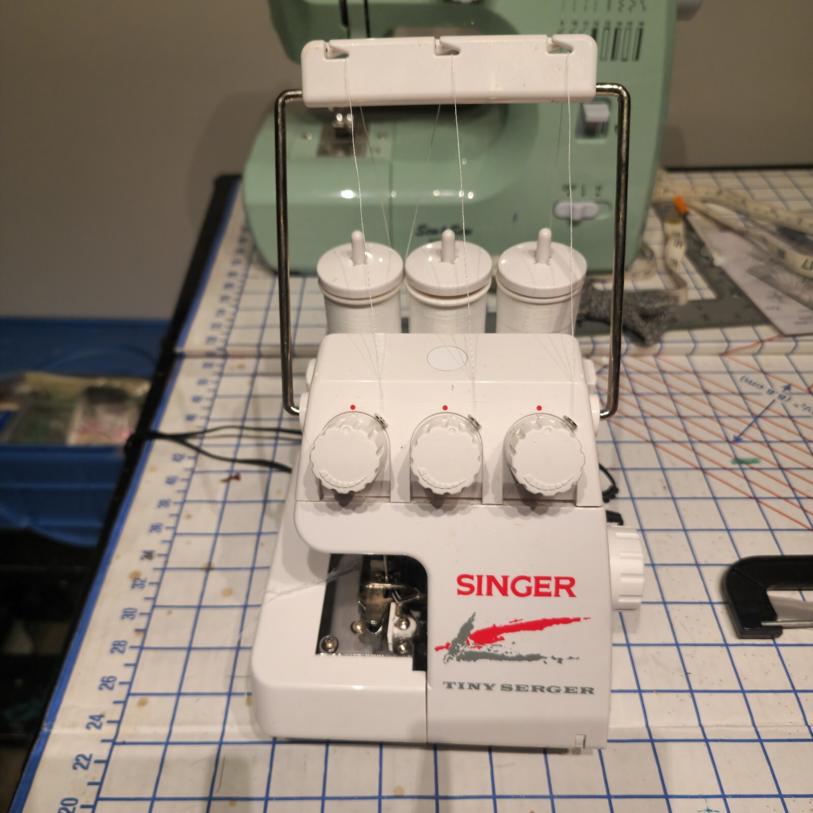 Singer Tiny Serger Overedging Sewing TS380 Plus w/Box Pedal Power Cord
