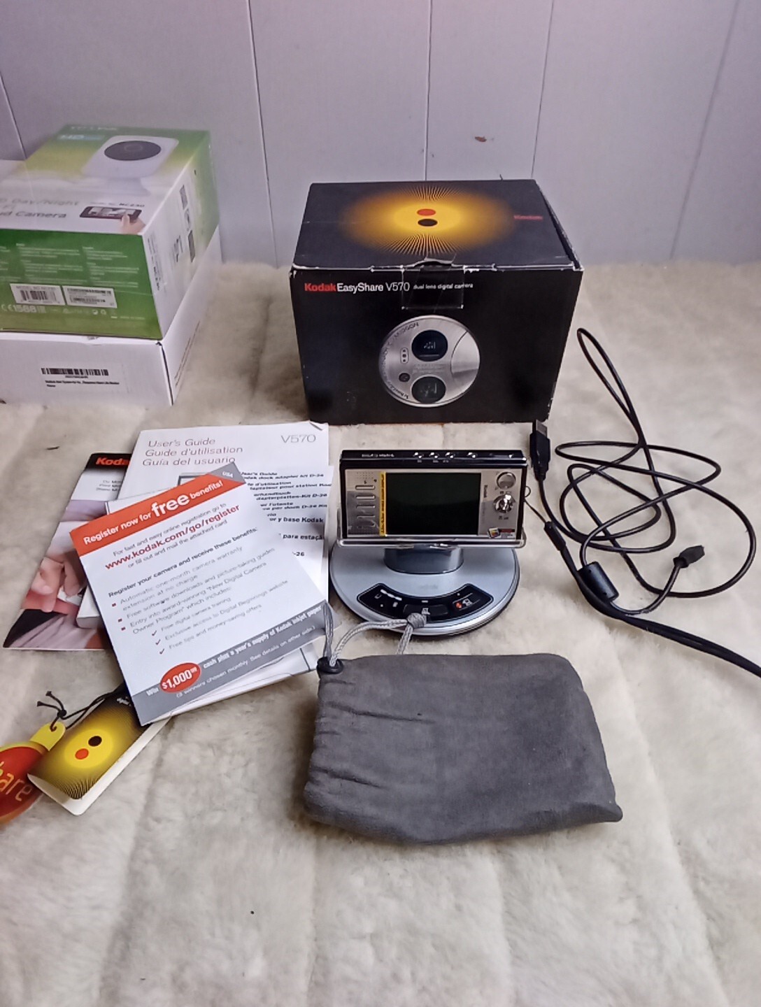 Kodak Easy Share V570 Dual Lens Digital Camera W/ Charging Base In Box READ PLZ