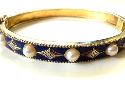 Ross Simons 4,5-5 mm Zuchtperlen Armreif Armband mit Diamanten und blauer Emaille