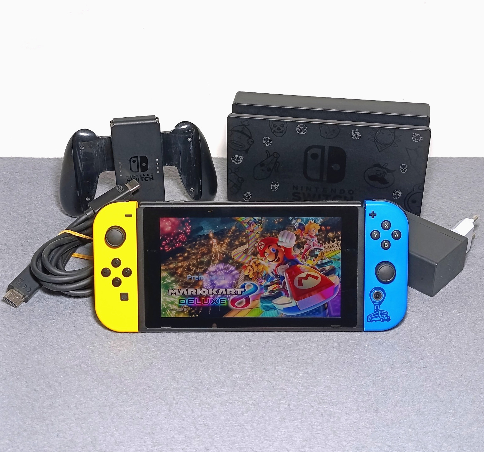 Nintendo SWITCH ÉDITION FORTNITE console jaune - bleu V2 32 Go + accessoires