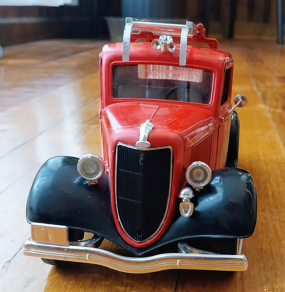 Camioneta Ford Pompier 1936 Solido, roja con interior marrón, 18/01 Foto 4 de 4