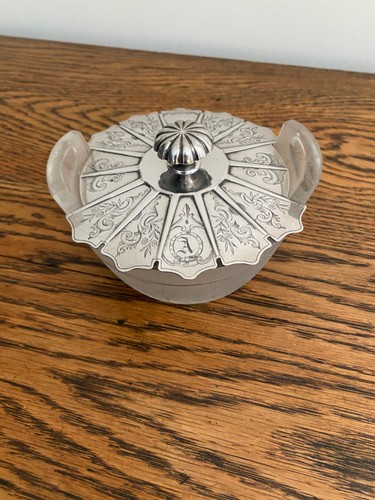 ANTIQUE 19THC A ENGRAVED HERALDIC SILVER PLATED LID FROSTED GLASS BUTTER DISH - Picture 8 of 8