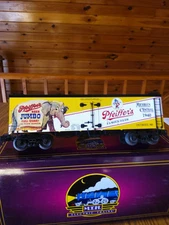 MTH 20-94721, PFEIFFER BEER 36' WOODSIDED REEFER CAR.