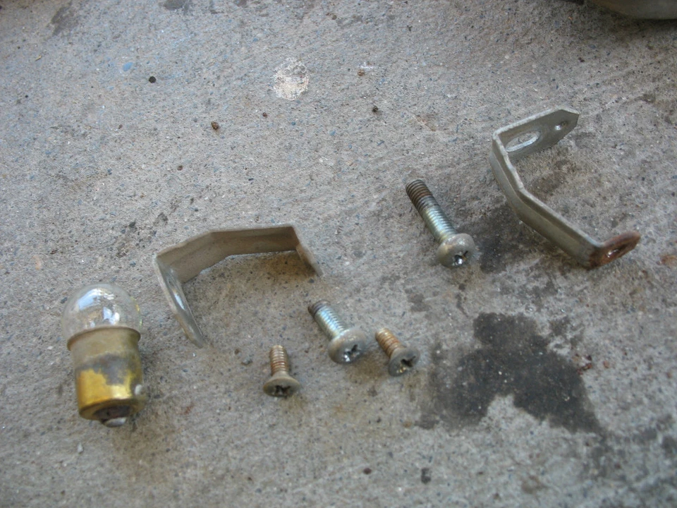 CARCASA ILUMINACIÓN MATRÍCULA DERECHA 1976 76 DATSUN B210 B-210 Foto 3 de 3