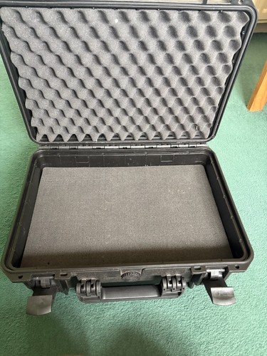Medium, unbranded, hard peli case with foam inserts - Picture 3 of 8