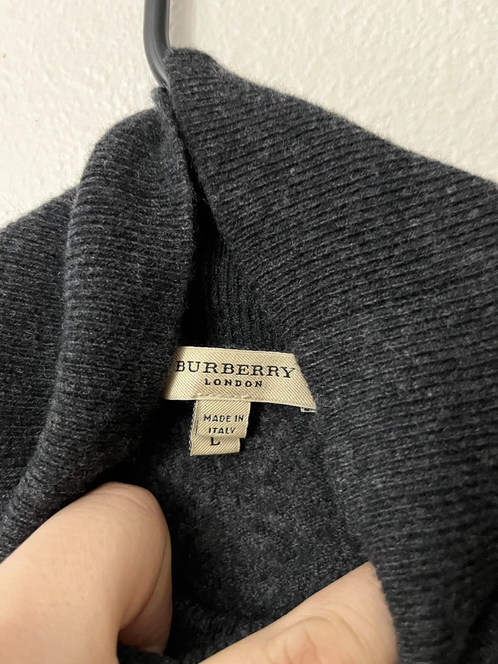 Suéter feminino Burberry gola alta cotovelo ombro patch lã cashmere cinza grande - Imagem 3 de 4