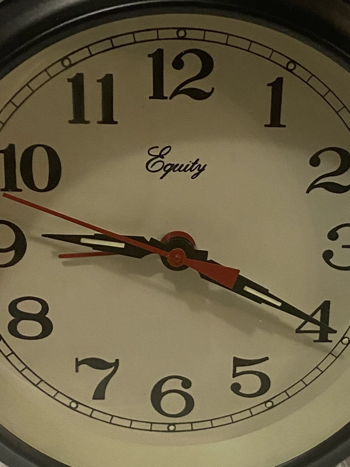 Reloj despertador analógico 13014 Equity by La Crosse alimentado por batería fuerte doble campana Foto 3 de 4