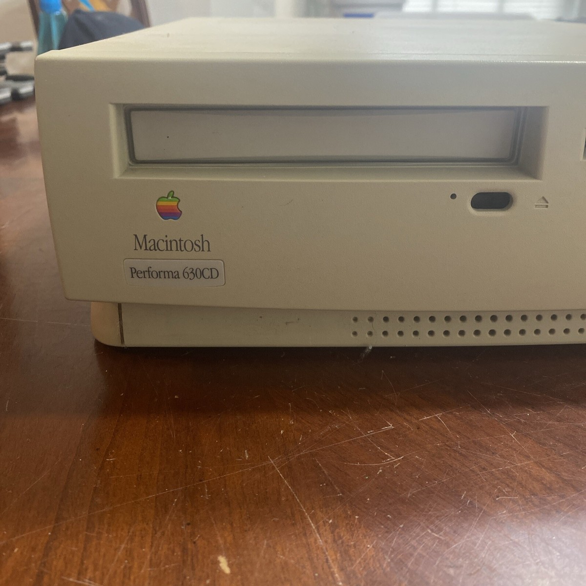 Vintage Apple Model M3076 Macintosh Performa 630CD White