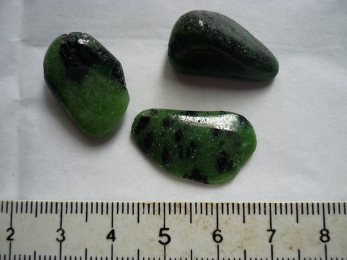 Zoisit mit Rubin, 3 Trommelsteine, 1,x1,5cm Zoisit mit Rubin, 3 Trommelsteine, 1,x1,5cm