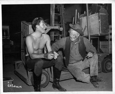 Errol Flynn BEEKCAKE BEHIND SCENES CANDID PORTRAIT 1940s ORIG PHOTO MA80
