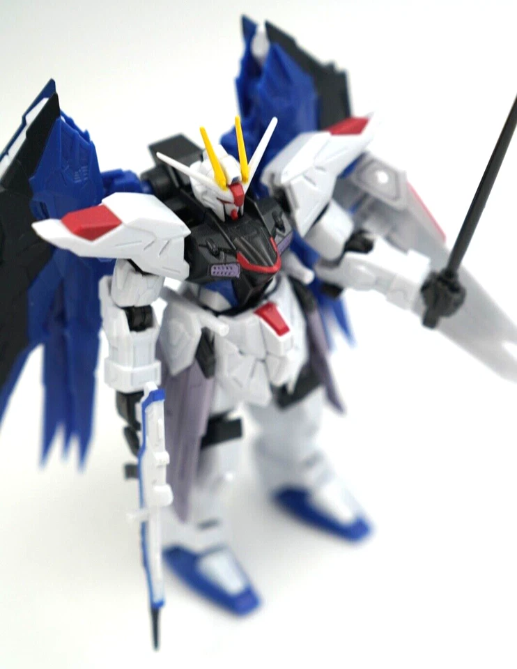 Figura Robot Modelo Plástico Gundam Azul y Blanco con Pistola y Espada Japón Foto 3 de 4