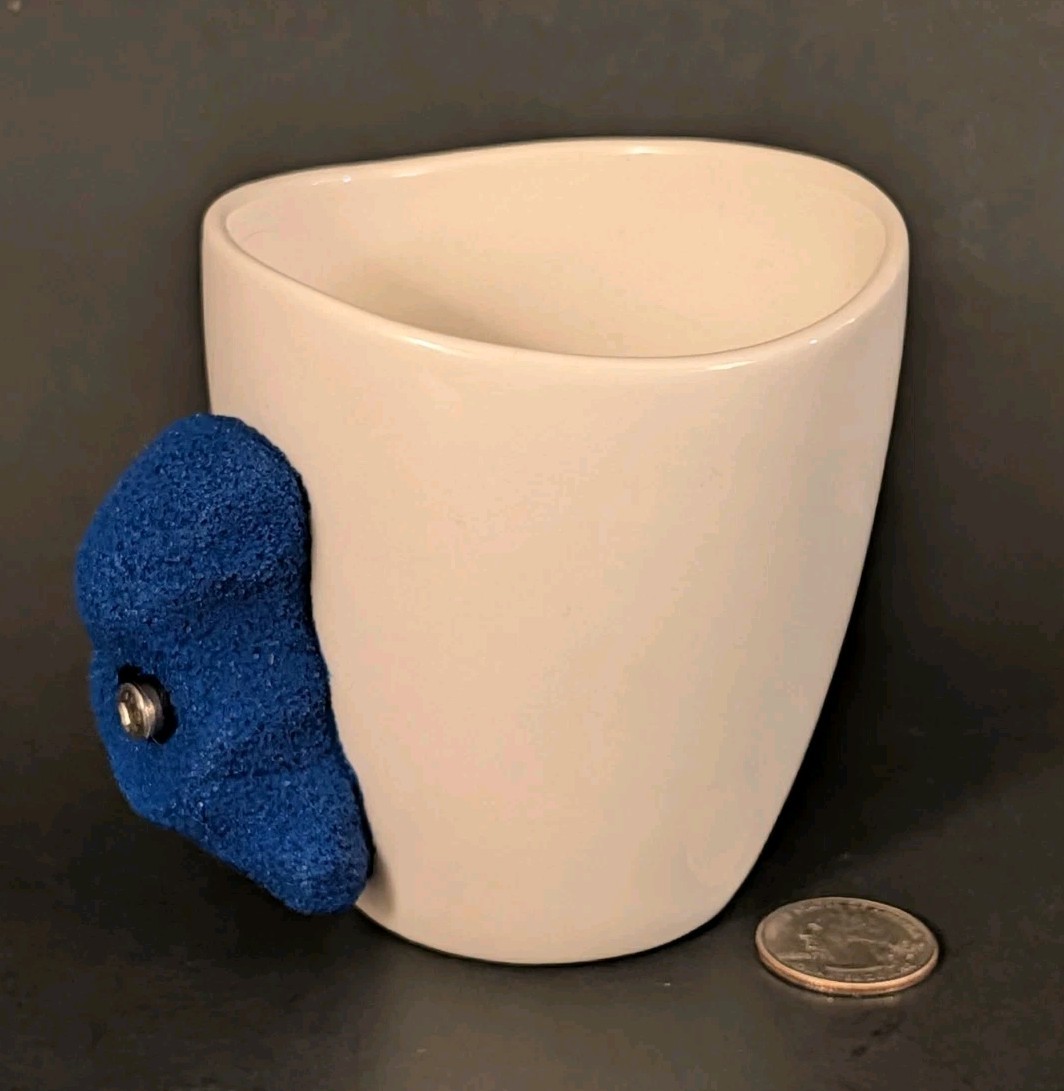 Taza Climber Goods 12 oz con sujeción de escalada en roca real azul NUEVA