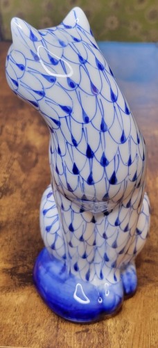 Kobaltblau und weiß handbemalte Katzenfigur von Andrea Sadek Netzstil - Bild 10 von 11