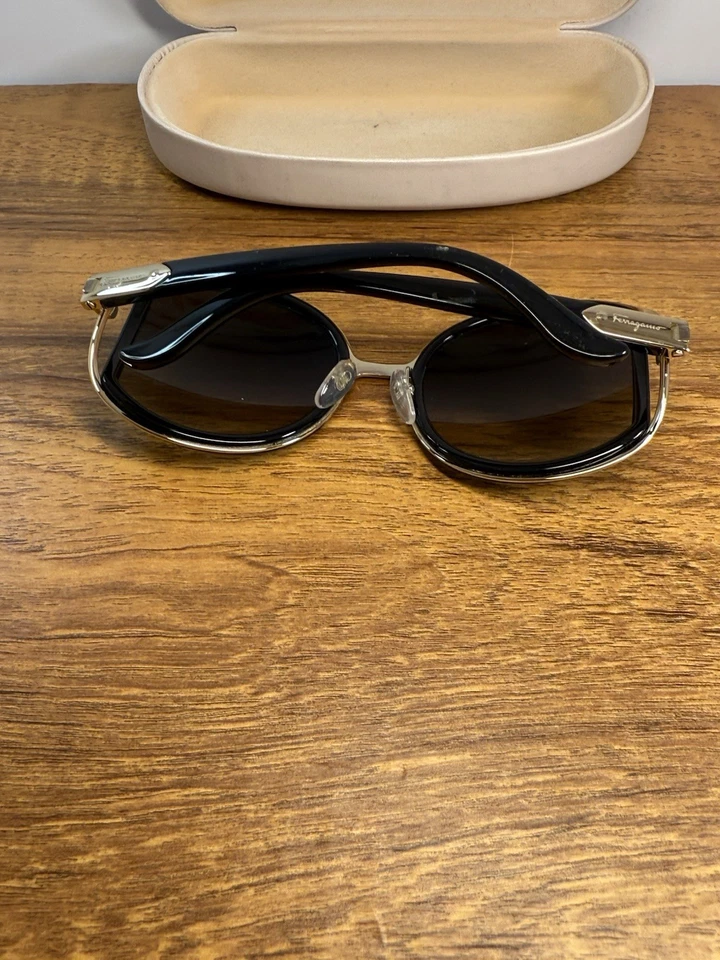 Gafas de sol Salvatore Ferragamo SF719S 001 marco negro dorado lentes degradadas grises Foto 4 de 4