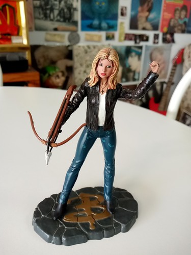 Buffy the Vampire Slayer 6" Action Figure W/Crossbow 1999  Both Arms Glued"