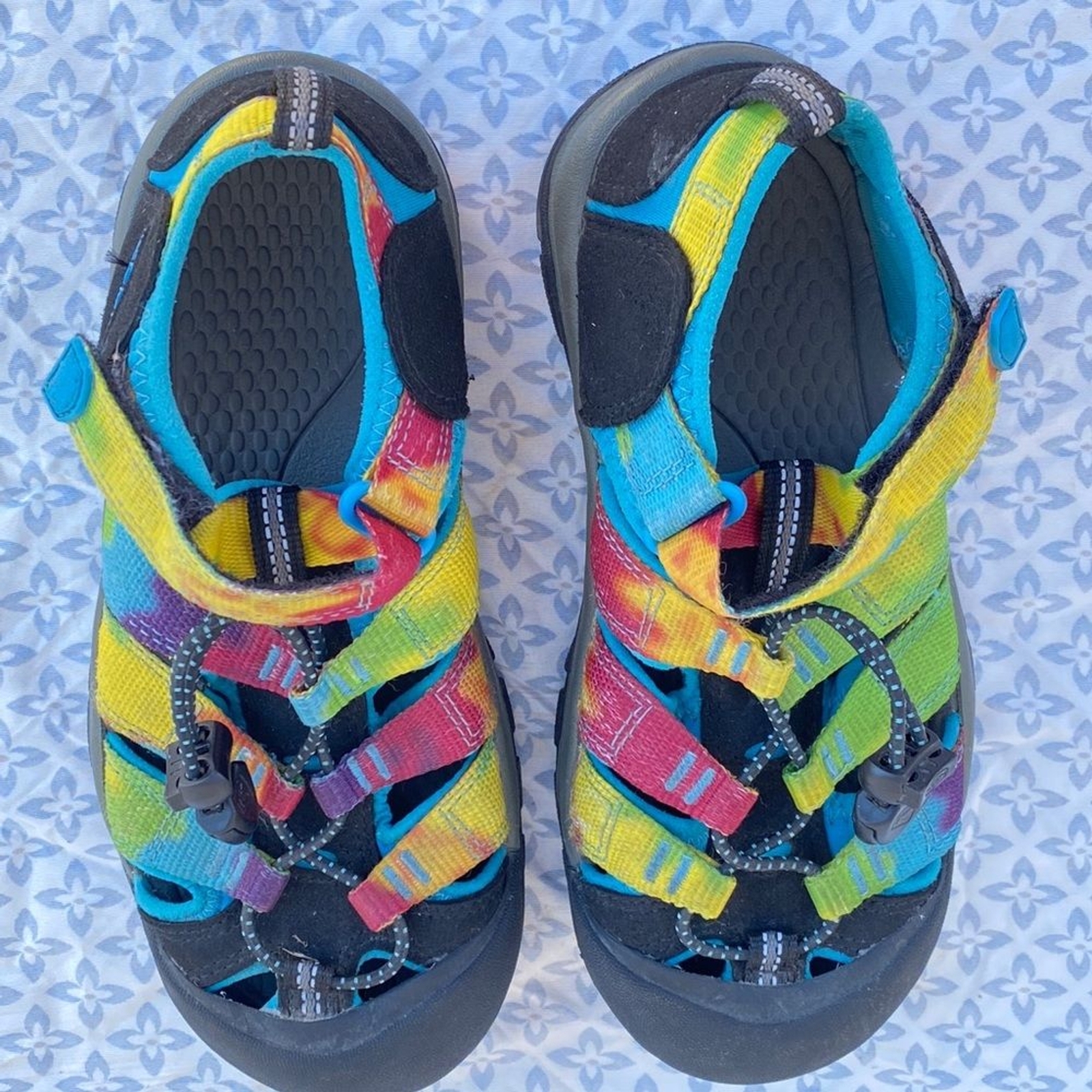 Scarpe da trekking acqua Rainbow Tie Dye Keen stile Newport per bambini taglia 2