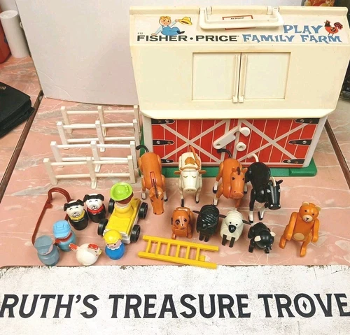VINTAGE Fisher Price PLAY FAMILY FARM #915 Barn Little People 23 Pieces READ