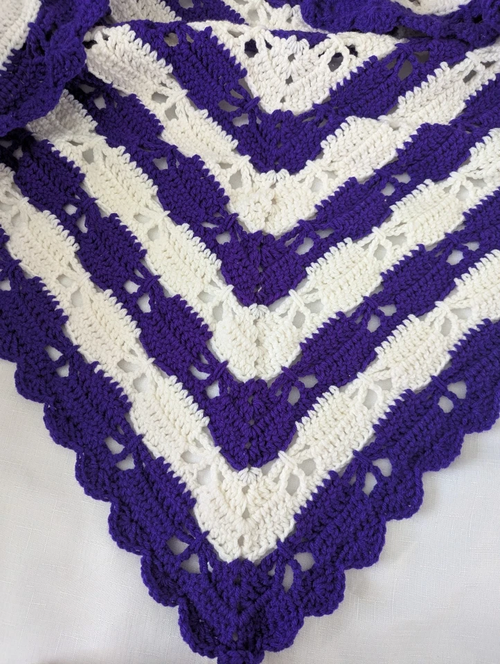 Mantón blanco y amatista patrón mariposa ganchillo a mano 61 x 35 Foto 3 de 3