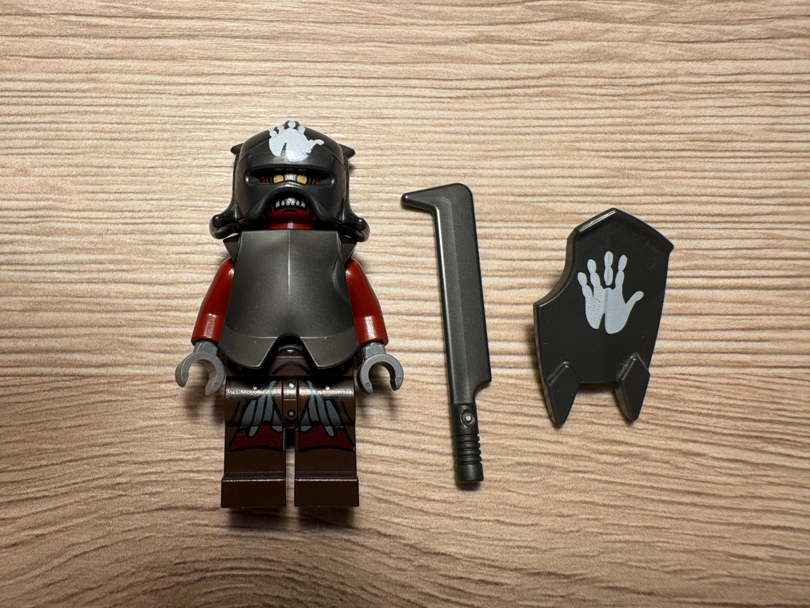 LEGO The Lord of the Rings Uruk-Hai Handprint Helmet Lor022 10237 with equipment