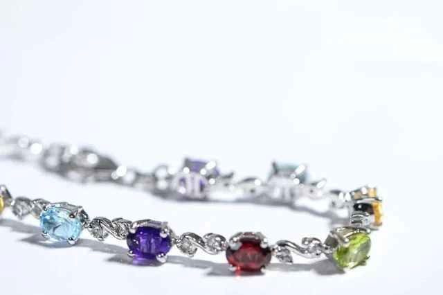 Brazalete Tenis Multicolor 9Ct Corte Ovalado Creado en Laboratorio Chapado en Oro Blanco 14K Plateado Foto 2 de 4