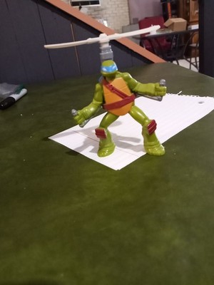 TMNT Teenage Mutant Ninja Turtle. Press Button/Wings Whirl. 4-5''  Toy Figurine