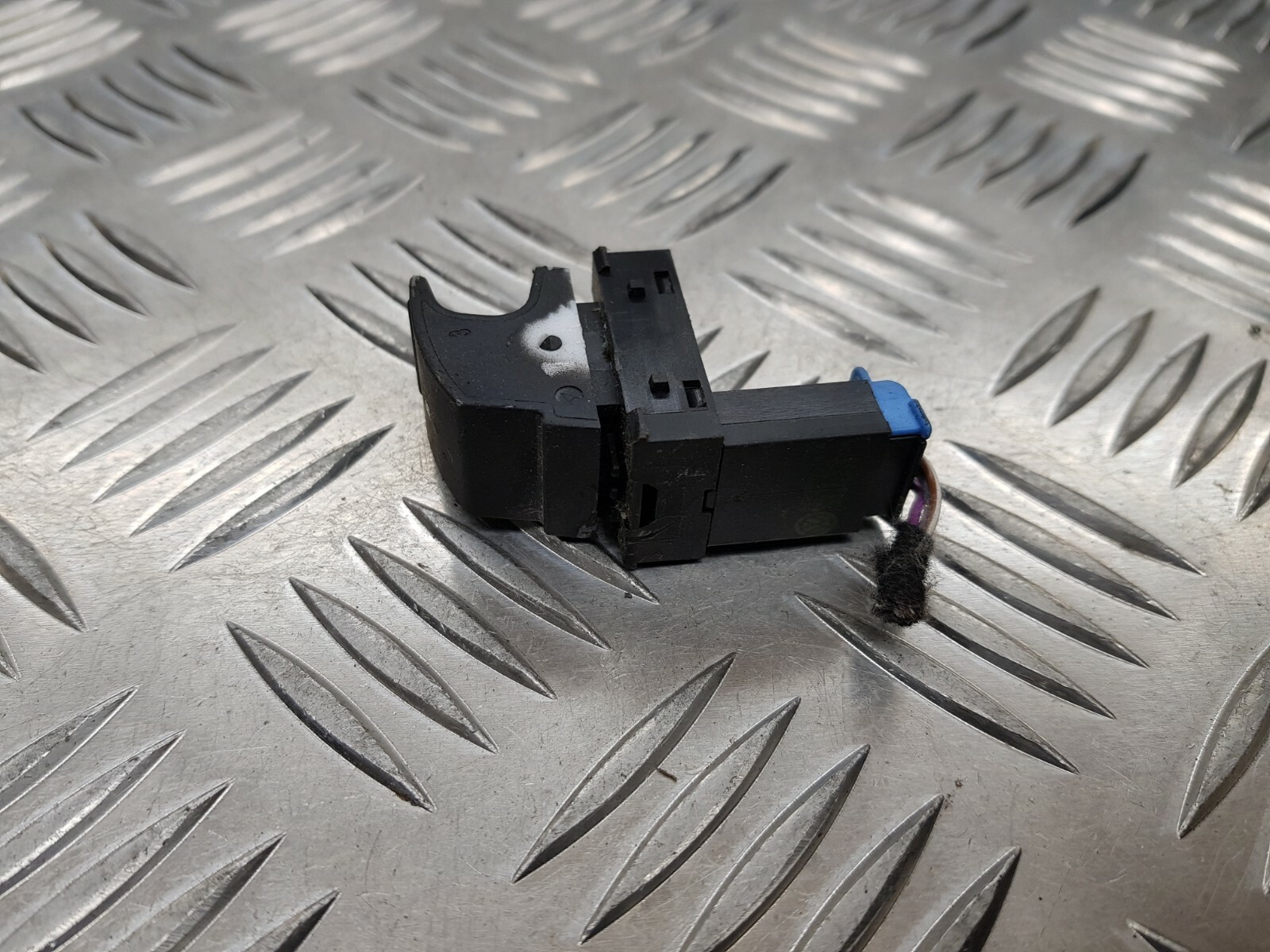 B298 Volkswagen Jetta Fuel tank opening switch 7L6959833A eBay