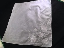 VINTAGE LADIES' WHITE ON WHITE EMBROIDERY FLOWERS HANKIE/HANDKERCHIEF