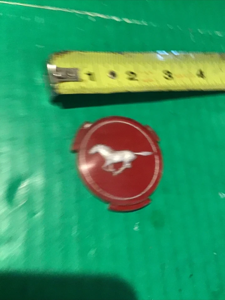 Ford Mustang II 1974 tapacubos tapa central insignia plástico rojo Foto 2 de 4