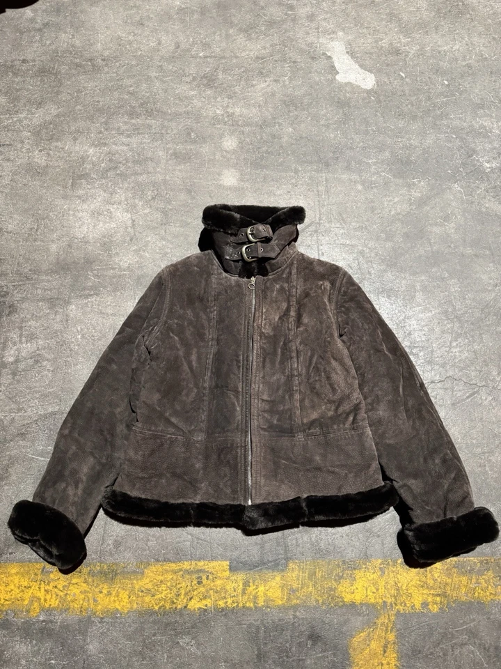 Chaqueta de bombardero vintage XOXO de gamuza forrada de piel con hebilla y cuello  Foto 4 de 4