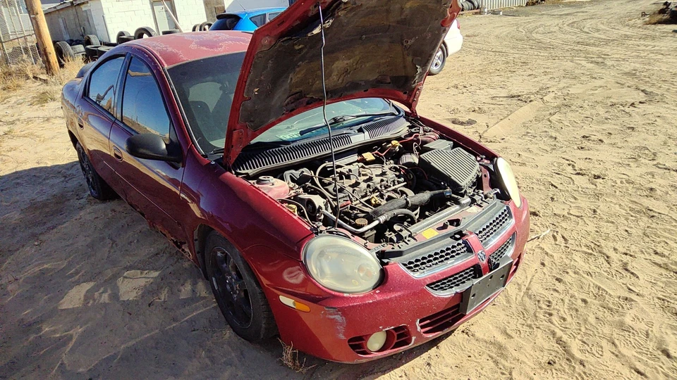 Оригинальная неоновая крышка клапана 2000–2005 Dodge 2,0 л 4777487af - Изображение 2 из 4