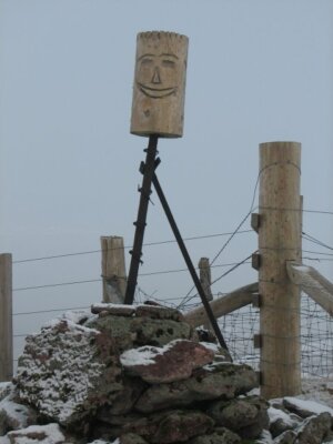 Foto 6x4 Happy Cairn Uamh Bheag Ein freundliches Gesicht in einen Abschnitt von c2008 geschnitzt