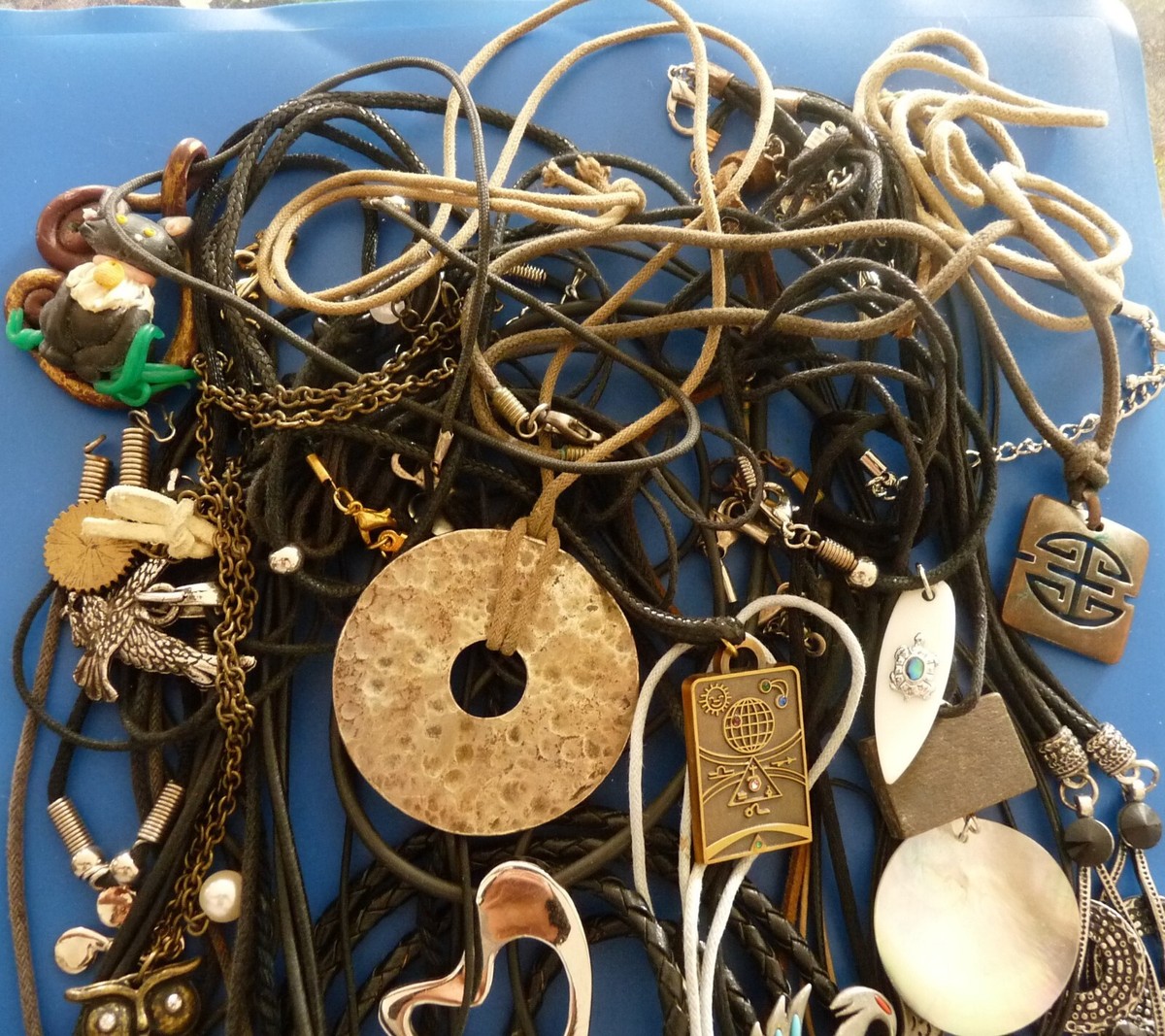 Gros Lot De Colliers Rétro Vintage Fantaisie - Pendentifs, Amulettes - Alliage - Occasion Bon état